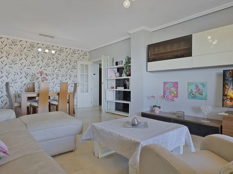 PANORAMIC SEA & GOLF VIEWS: Stunning fully reformed 2-bedroom apartment with a spacious terrace in the sought-after Las Adelfas, Torrequebrada.