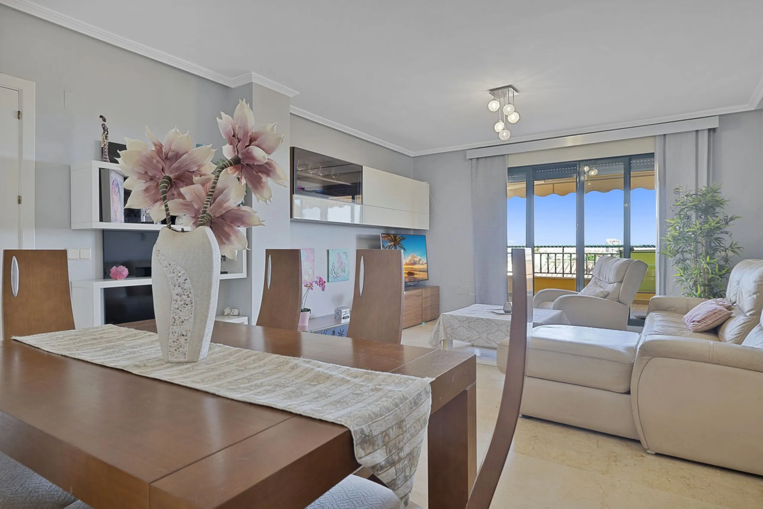 PANORAMIC SEA & GOLF VIEWS: Stunning fully reformed 2-bedroom apartment with a spacious terrace in the sought-after Las Adelfas, Torrequebrada.
