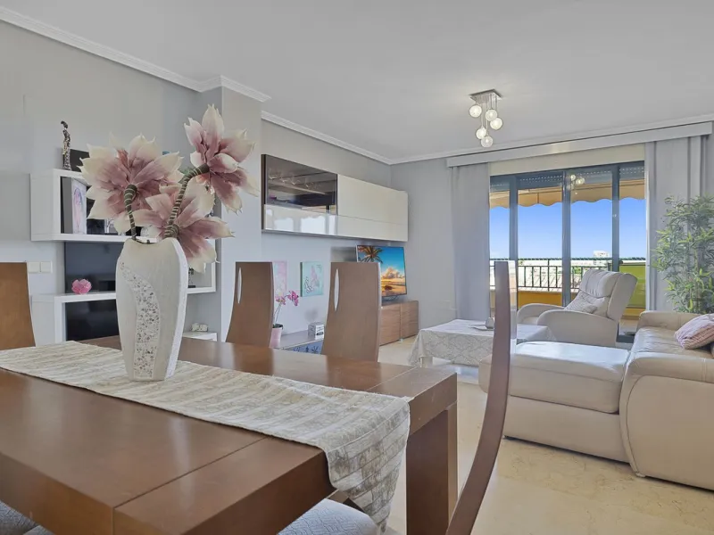 PANORAMIC SEA & GOLF VIEWS: Stunning fully reformed 2-bedroom apartment with a spacious terrace in the sought-after Las Adelfas, Torrequebrada.