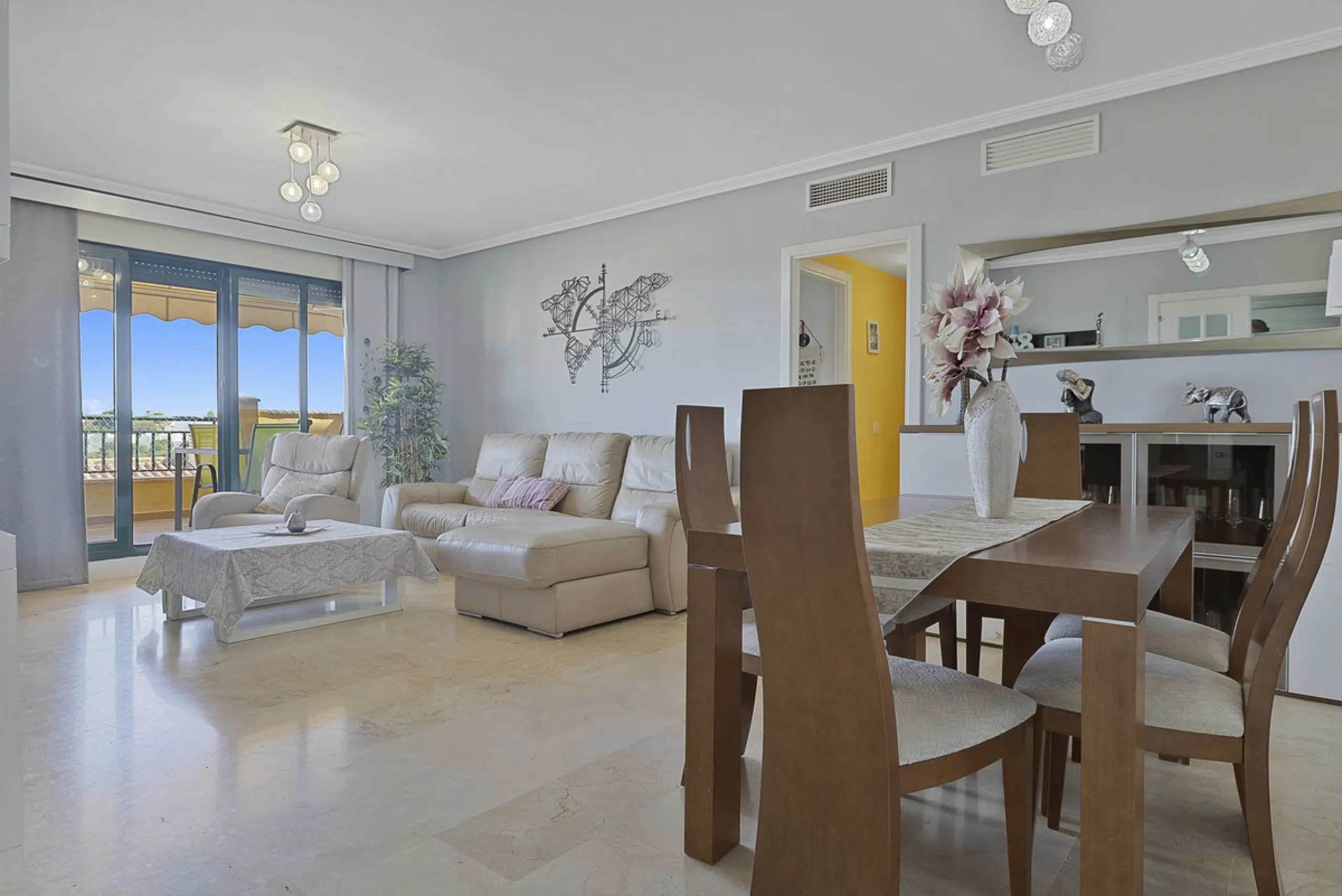 PANORAMIC SEA & GOLF VIEWS: Stunning fully reformed 2-bedroom apartment with a spacious terrace in the sought-after Las Adelfas, Torrequebrada.