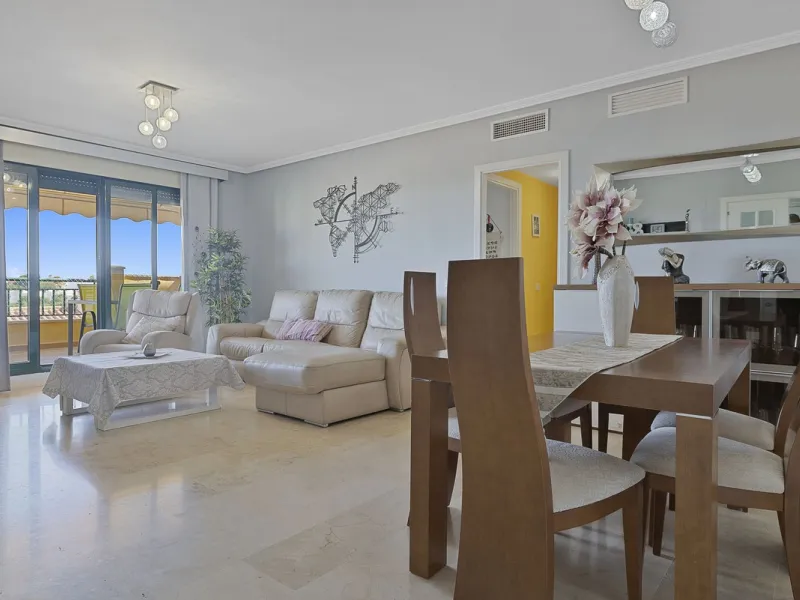 PANORAMIC SEA & GOLF VIEWS: Stunning fully reformed 2-bedroom apartment with a spacious terrace in the sought-after Las Adelfas, Torrequebrada.
