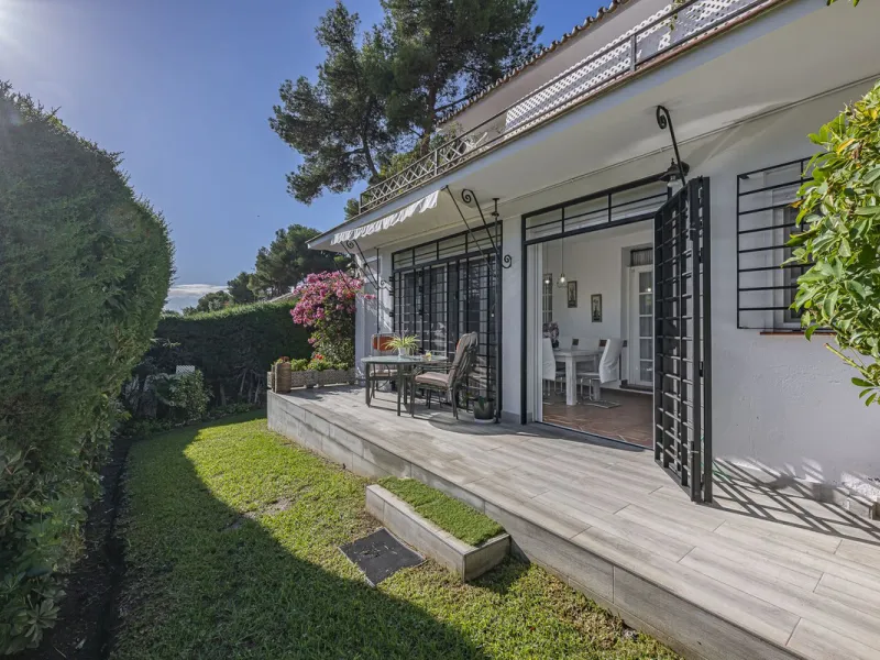 Apartment - Ground Floor Apartment в продаже в Marbella, Málaga. В доме 3 спален и 2 ванных комнат. Площадь дома 93 м²