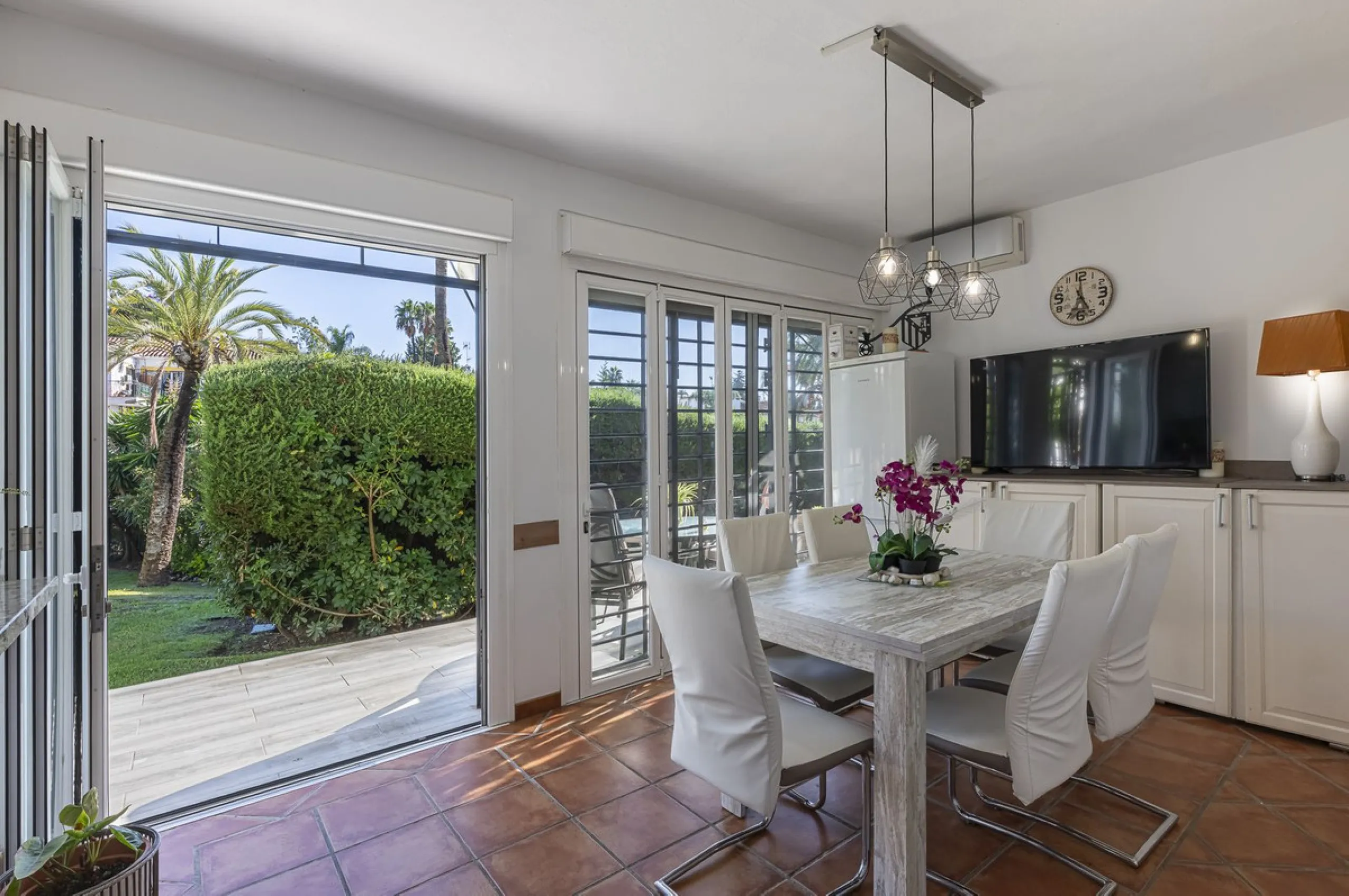 Apartment - Ground Floor Apartment в продаже в Marbella, Málaga. В доме 3 спален и 2 ванных комнат. Площадь дома 93 м²