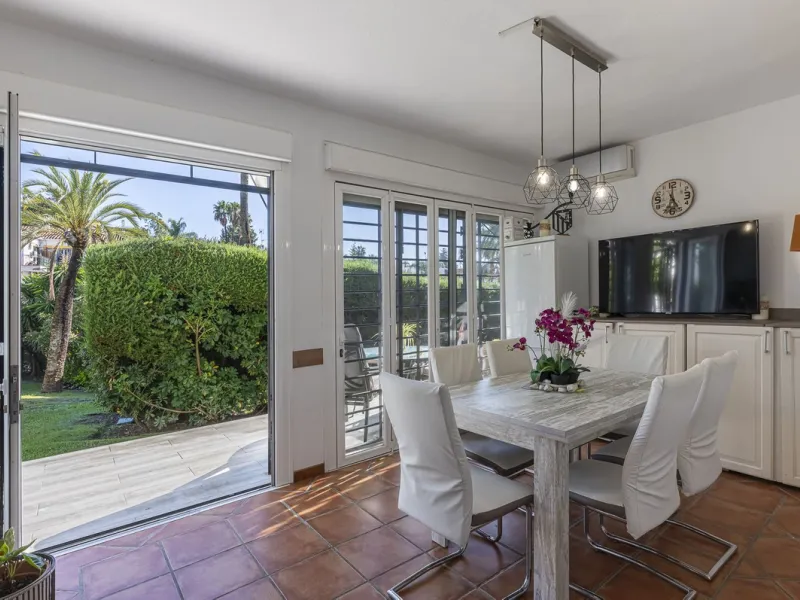 Apartment - Ground Floor Apartment в продаже в Marbella, Málaga. В доме 3 спален и 2 ванных комнат. Площадь дома 93 м²