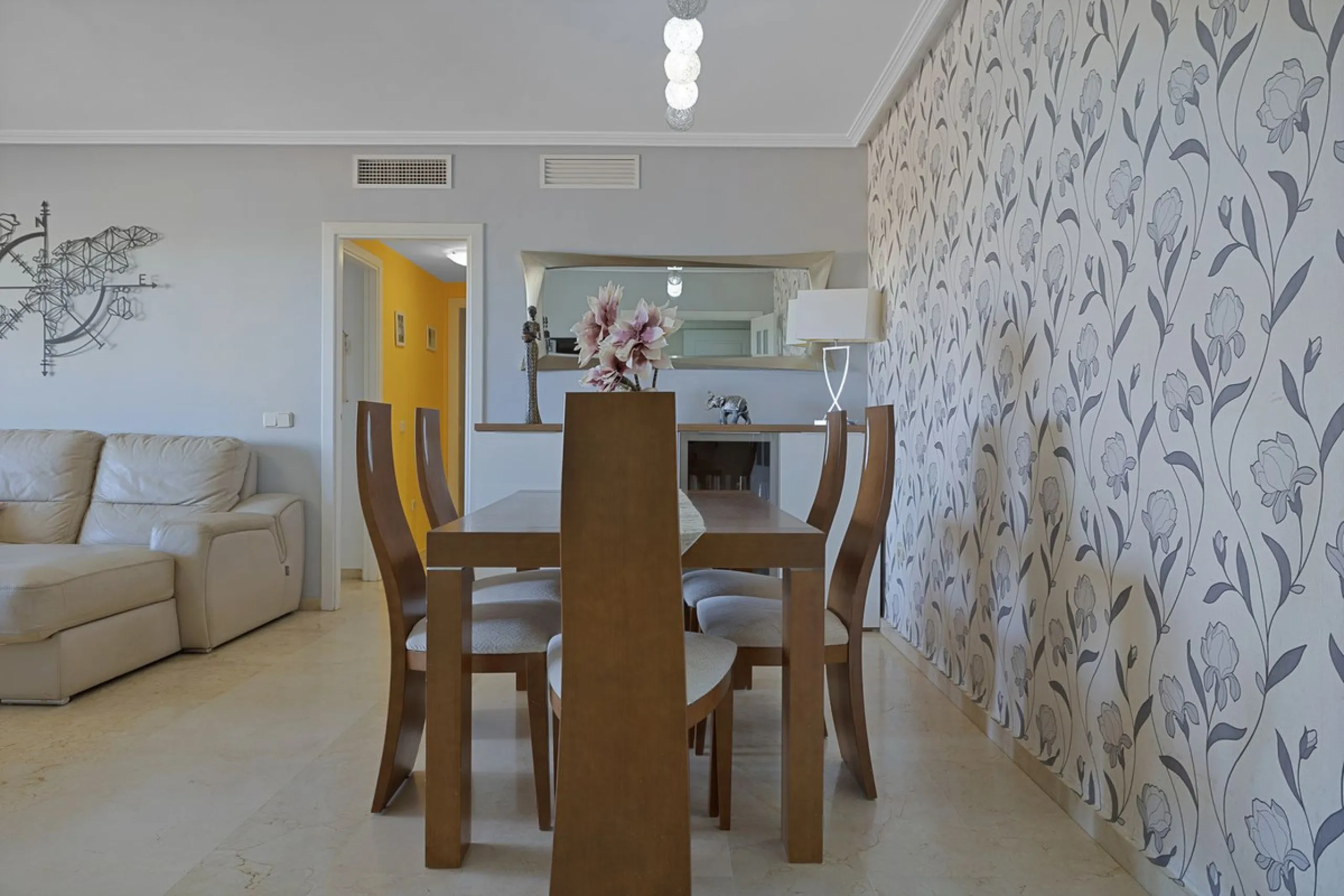 PANORAMIC SEA & GOLF VIEWS: Stunning fully reformed 2-bedroom apartment with a spacious terrace in the sought-after Las Adelfas, Torrequebrada.