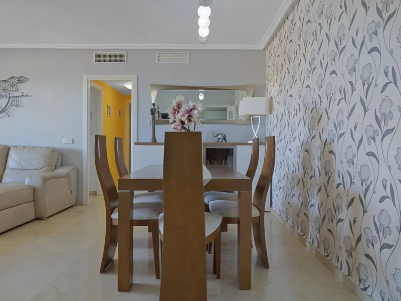 PANORAMIC SEA & GOLF VIEWS: Stunning fully reformed 2-bedroom apartment with a spacious terrace in the sought-after Las Adelfas, Torrequebrada.