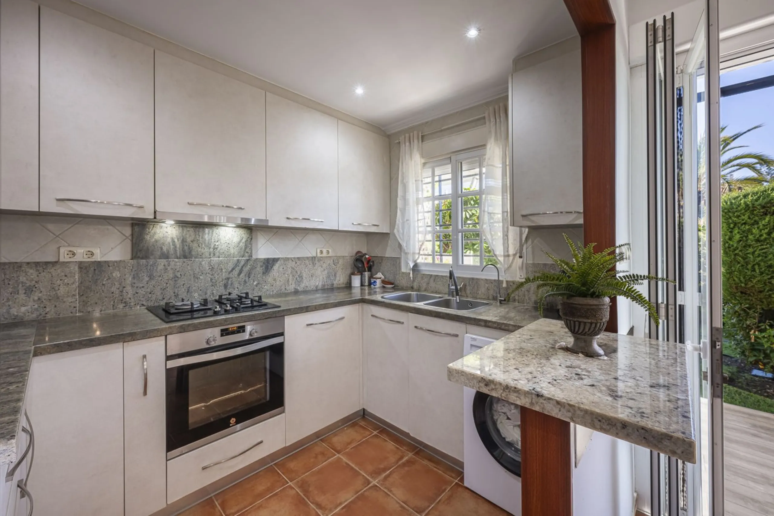 Apartment - Ground Floor Apartment в продаже в Marbella, Málaga. В доме 3 спален и 2 ванных комнат. Площадь дома 93 м²