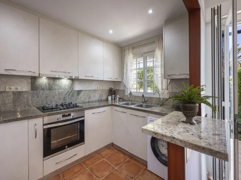 Apartment - Ground Floor Apartment в продаже в Marbella, Málaga. В доме 3 спален и 2 ванных комнат. Площадь дома 93 м²