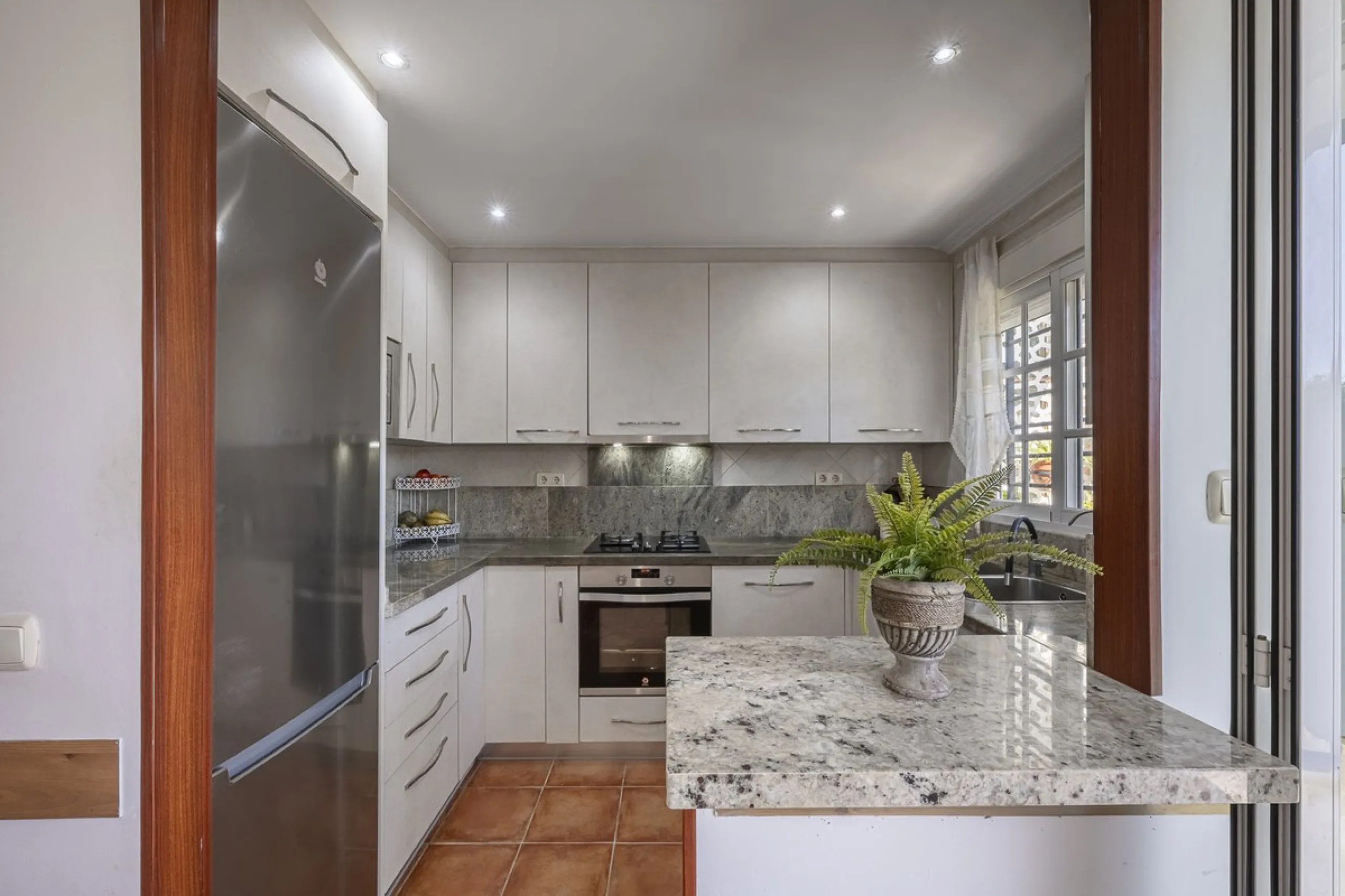 Apartment - Ground Floor Apartment в продаже в Marbella, Málaga. В доме 3 спален и 2 ванных комнат. Площадь дома 93 м²