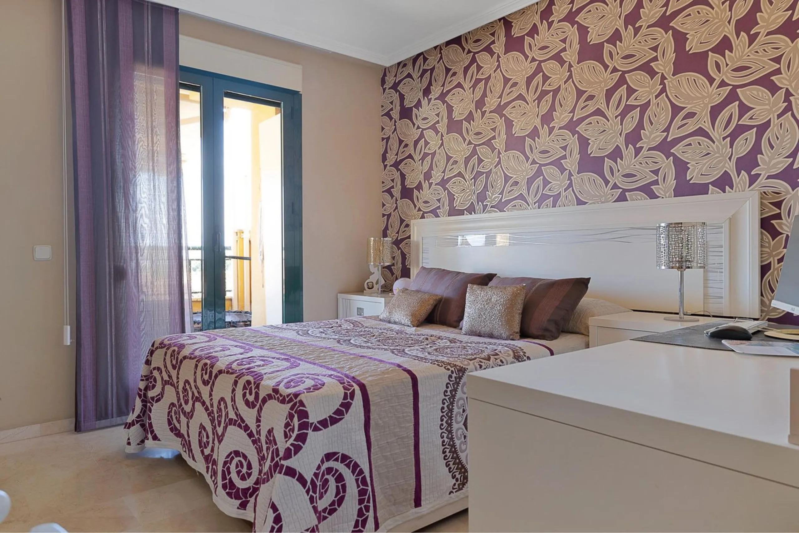 PANORAMIC SEA & GOLF VIEWS: Stunning fully reformed 2-bedroom apartment with a spacious terrace in the sought-after Las Adelfas, Torrequebrada.