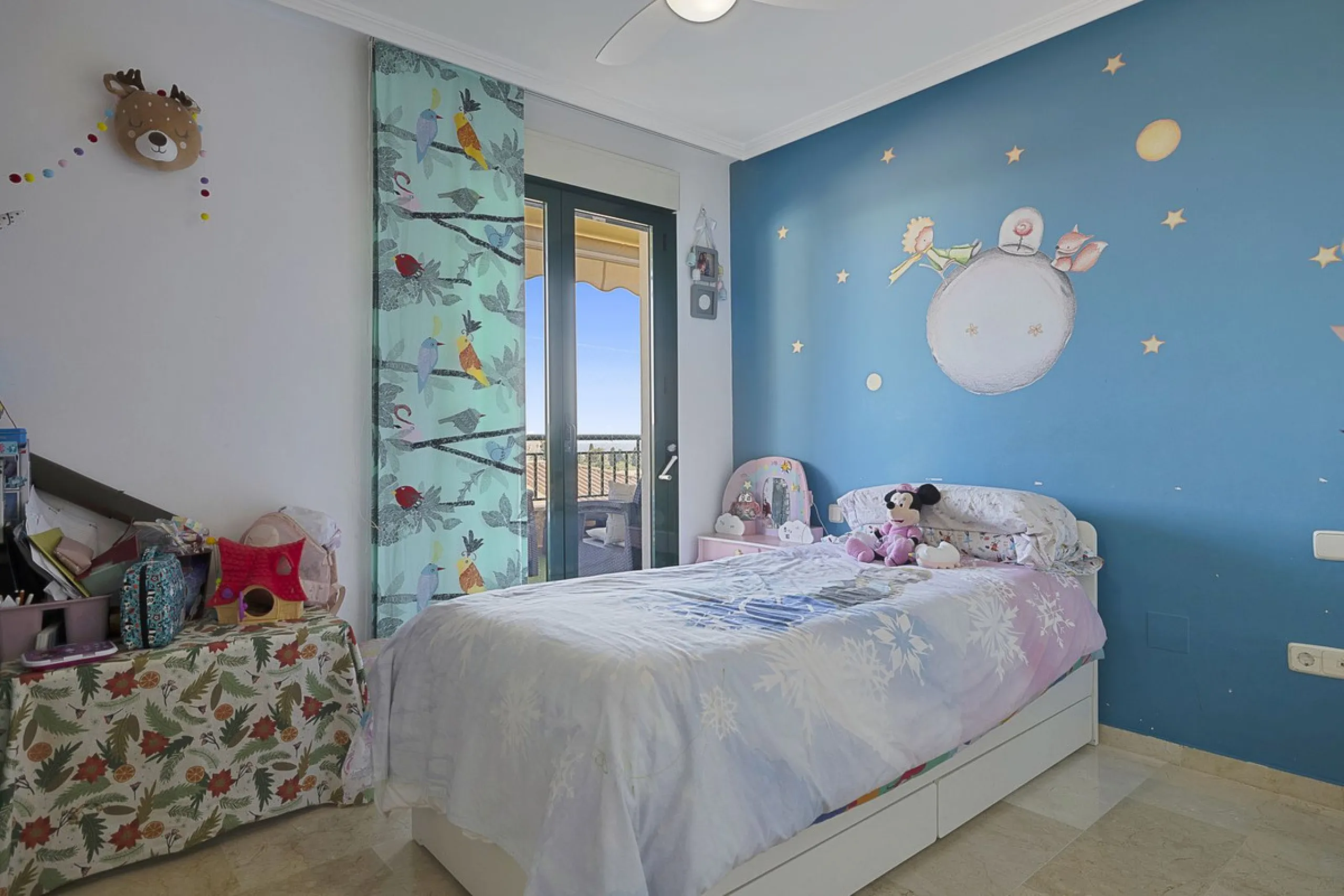 PANORAMIC SEA & GOLF VIEWS: Stunning fully reformed 2-bedroom apartment with a spacious terrace in the sought-after Las Adelfas, Torrequebrada.