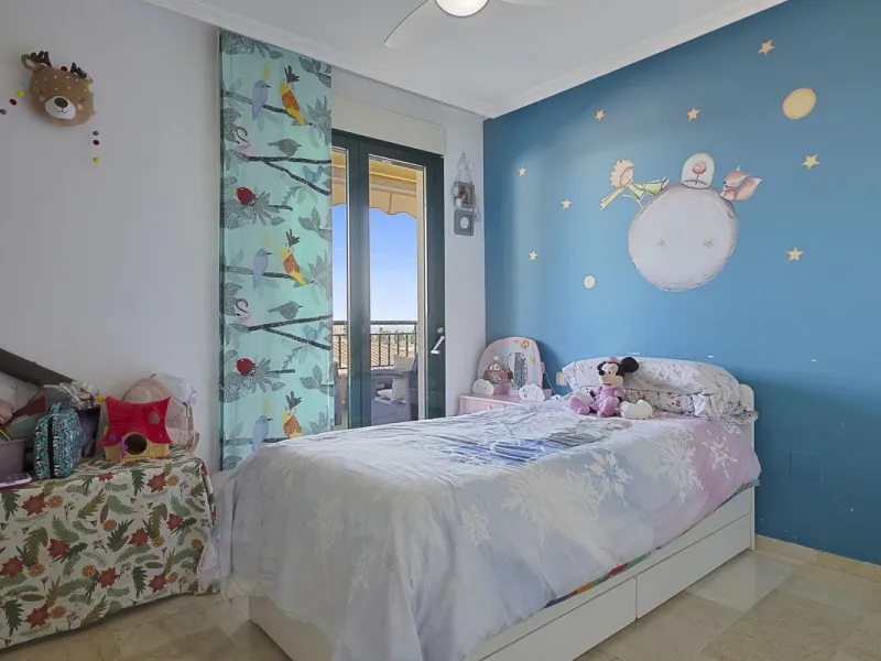 PANORAMIC SEA & GOLF VIEWS: Stunning fully reformed 2-bedroom apartment with a spacious terrace in the sought-after Las Adelfas, Torrequebrada.