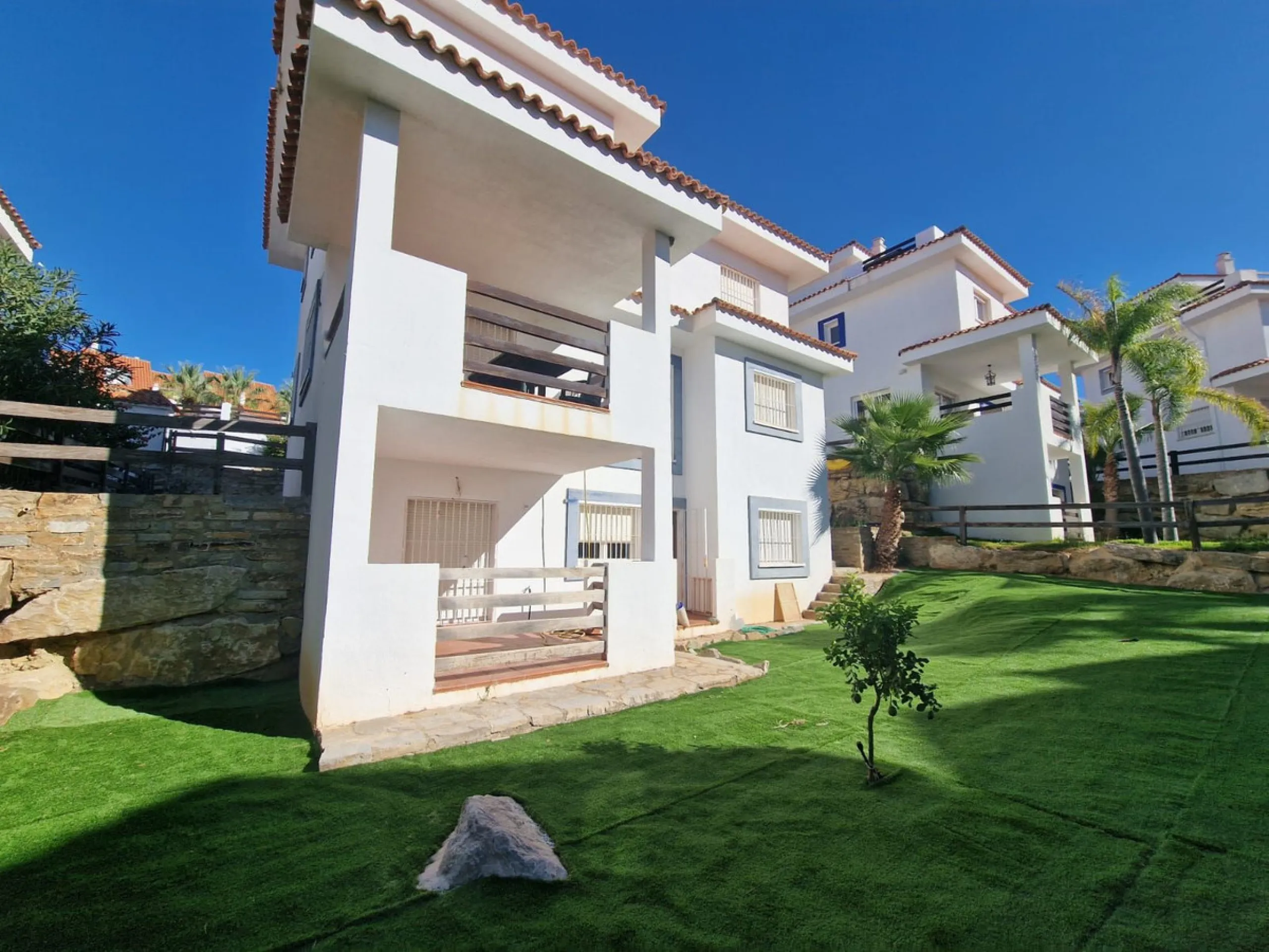 5 BEDROOM VILLA IN MANILVA Excellent villa in Urb. Vistamar Duquesa Norte. 300 m2 distributed in 5 bedrooms, 4 bathrooms, 2 large living rooms, fitted and equipped kitchen, terrace, solarium, private garden, parking area within the plot. The property is l