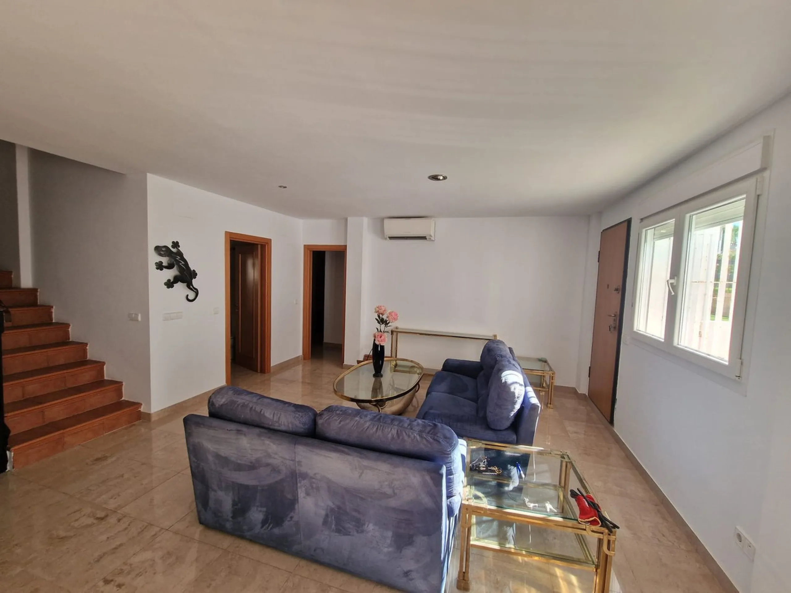 5 BEDROOM VILLA IN MANILVA Excellent villa in Urb. Vistamar Duquesa Norte. 300 m2 distributed in 5 bedrooms, 4 bathrooms, 2 large living rooms, fitted and equipped kitchen, terrace, solarium, private garden, parking area within the plot. The property is l