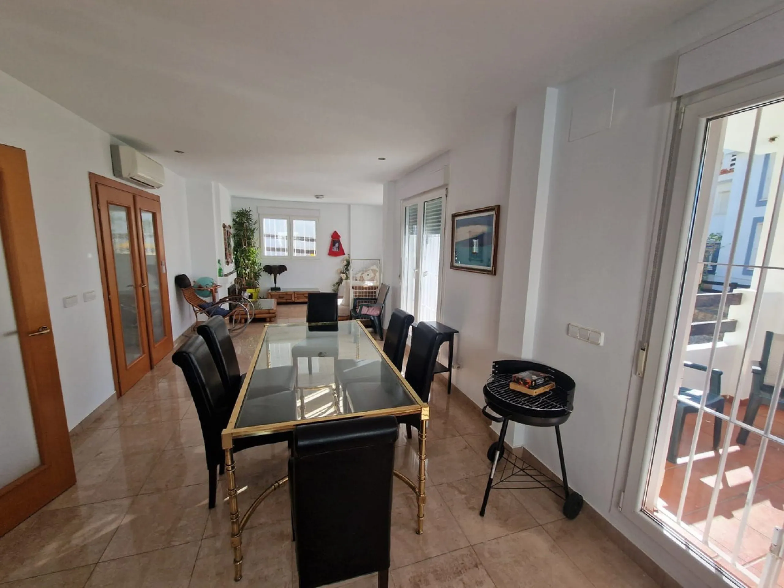 5 BEDROOM VILLA IN MANILVA Excellent villa in Urb. Vistamar Duquesa Norte. 300 m2 distributed in 5 bedrooms, 4 bathrooms, 2 large living rooms, fitted and equipped kitchen, terrace, solarium, private garden, parking area within the plot. The property is l