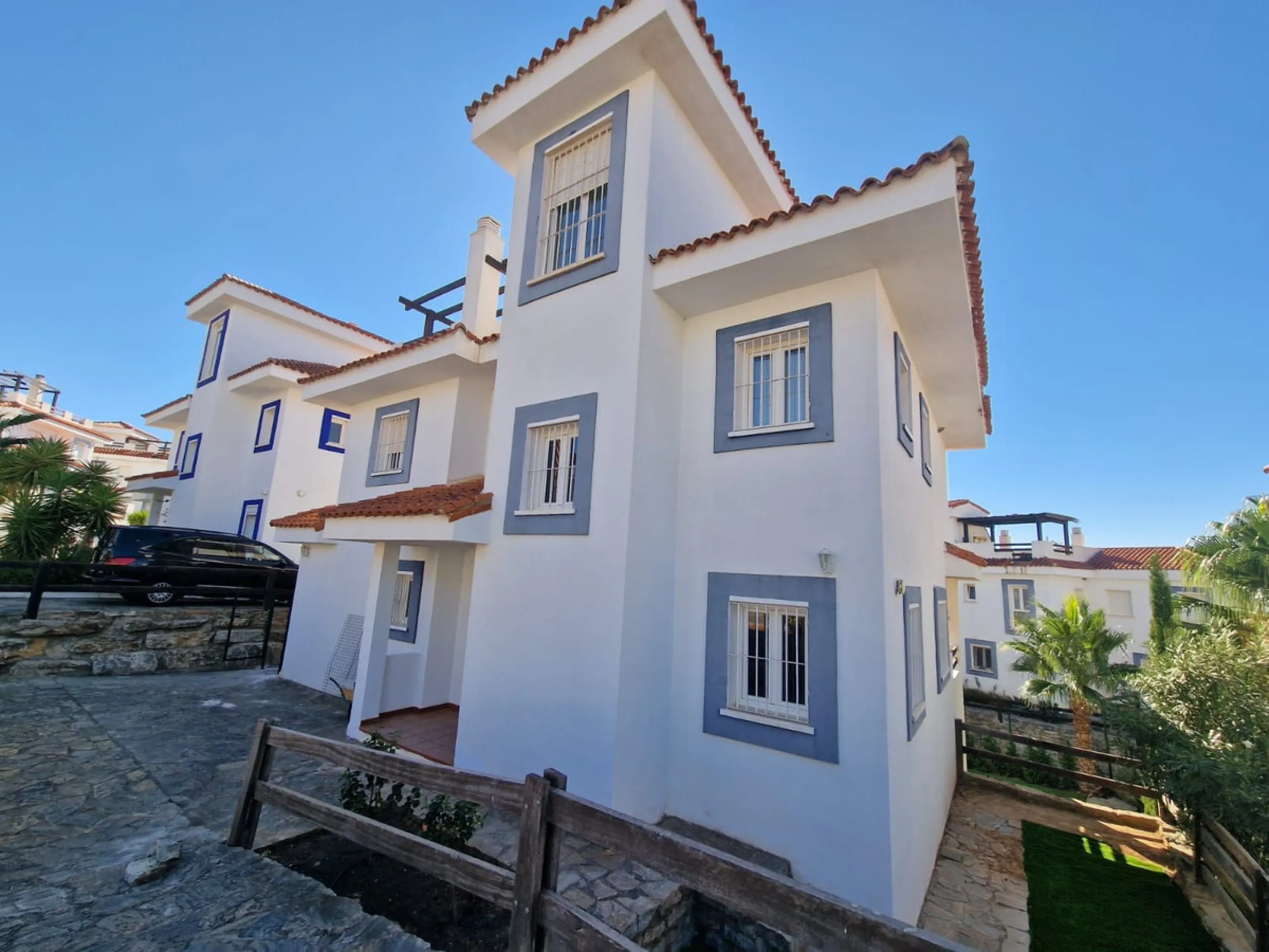5 BEDROOM VILLA IN MANILVA Excellent villa in Urb. Vistamar Duquesa Norte. 300 m2 distributed in 5 bedrooms, 4 bathrooms, 2 large living rooms, fitted and equipped kitchen, terrace, solarium, private garden, parking area within the plot. The property is l