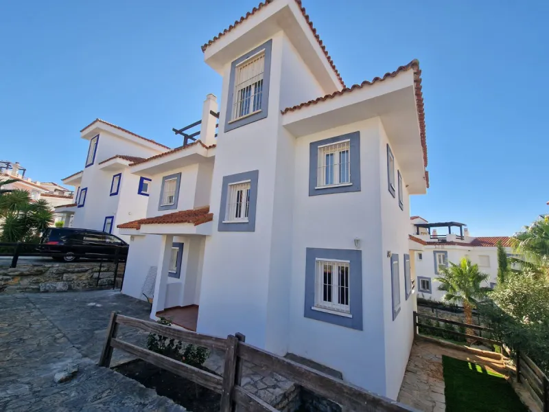 5 BEDROOM VILLA IN MANILVA Excellent villa in Urb. Vistamar Duquesa Norte. 300 m2 distributed in 5 bedrooms, 4 bathrooms, 2 large living rooms, fitted and equipped kitchen, terrace, solarium, private garden, parking area within the plot. The property is l
