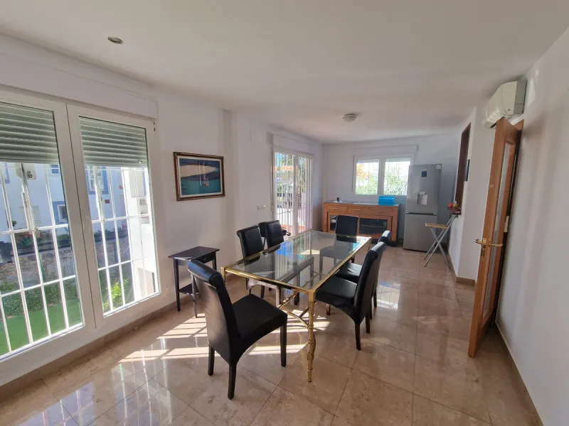 5 BEDROOM VILLA IN MANILVA Excellent villa in Urb. Vistamar Duquesa Norte. 300 m2 distributed in 5 bedrooms, 4 bathrooms, 2 large living rooms, fitted and equipped kitchen, terrace, solarium, private garden, parking area within the plot. The property is l