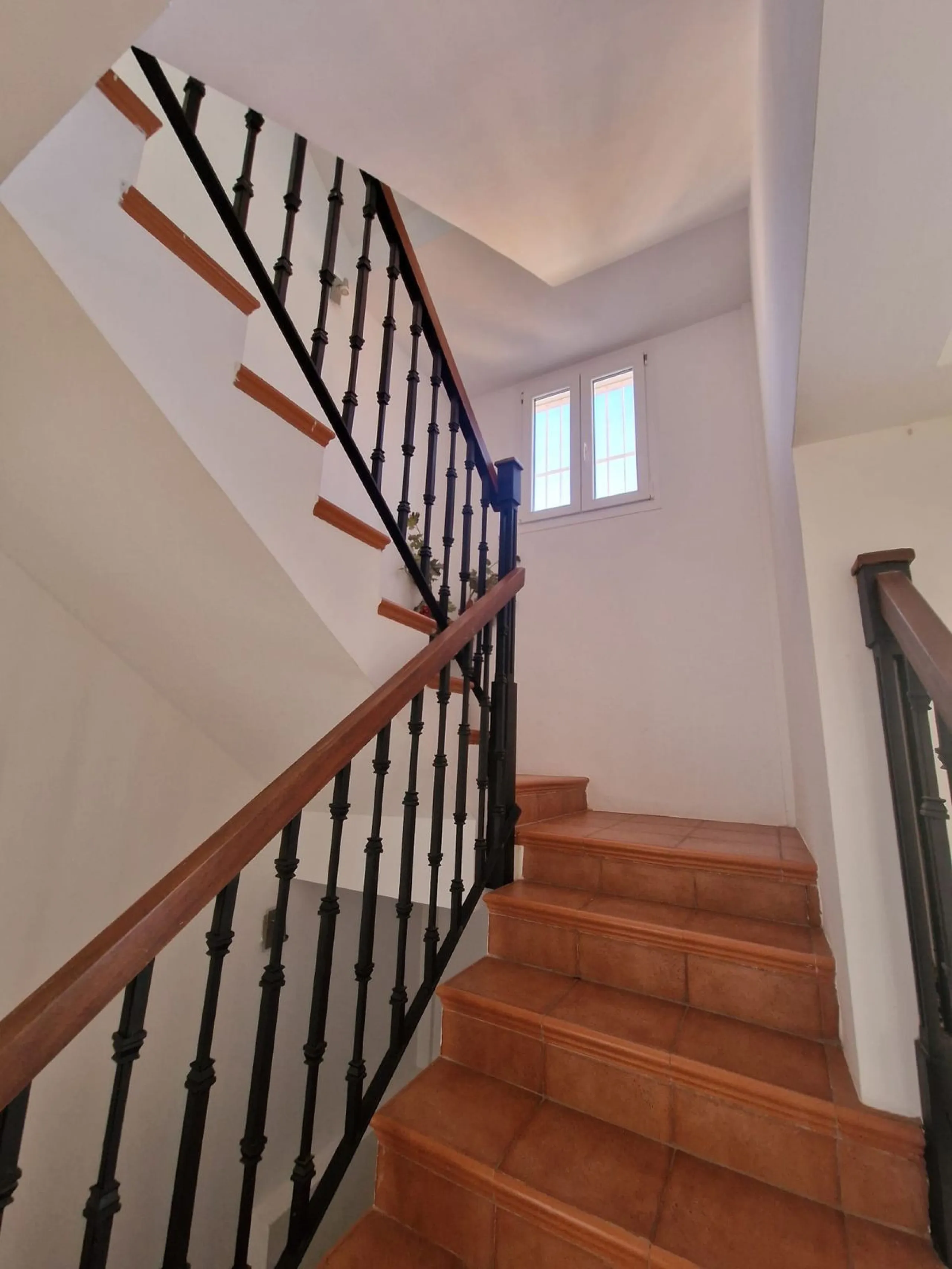 5 BEDROOM VILLA IN MANILVA Excellent villa in Urb. Vistamar Duquesa Norte. 300 m2 distributed in 5 bedrooms, 4 bathrooms, 2 large living rooms, fitted and equipped kitchen, terrace, solarium, private garden, parking area within the plot. The property is l