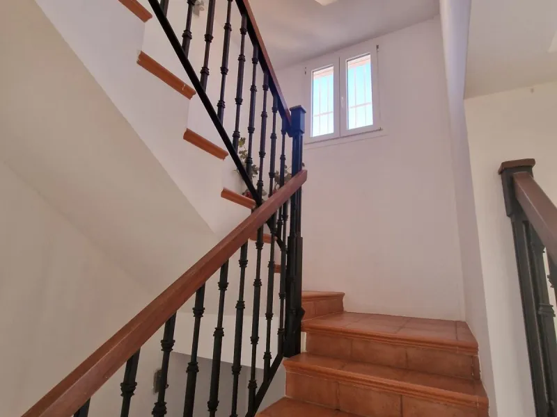 5 BEDROOM VILLA IN MANILVA Excellent villa in Urb. Vistamar Duquesa Norte. 300 m2 distributed in 5 bedrooms, 4 bathrooms, 2 large living rooms, fitted and equipped kitchen, terrace, solarium, private garden, parking area within the plot. The property is l