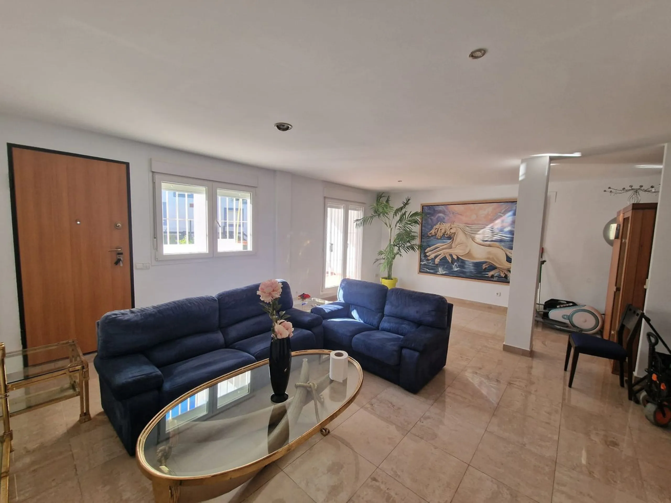 5 BEDROOM VILLA IN MANILVA Excellent villa in Urb. Vistamar Duquesa Norte. 300 m2 distributed in 5 bedrooms, 4 bathrooms, 2 large living rooms, fitted and equipped kitchen, terrace, solarium, private garden, parking area within the plot. The property is l