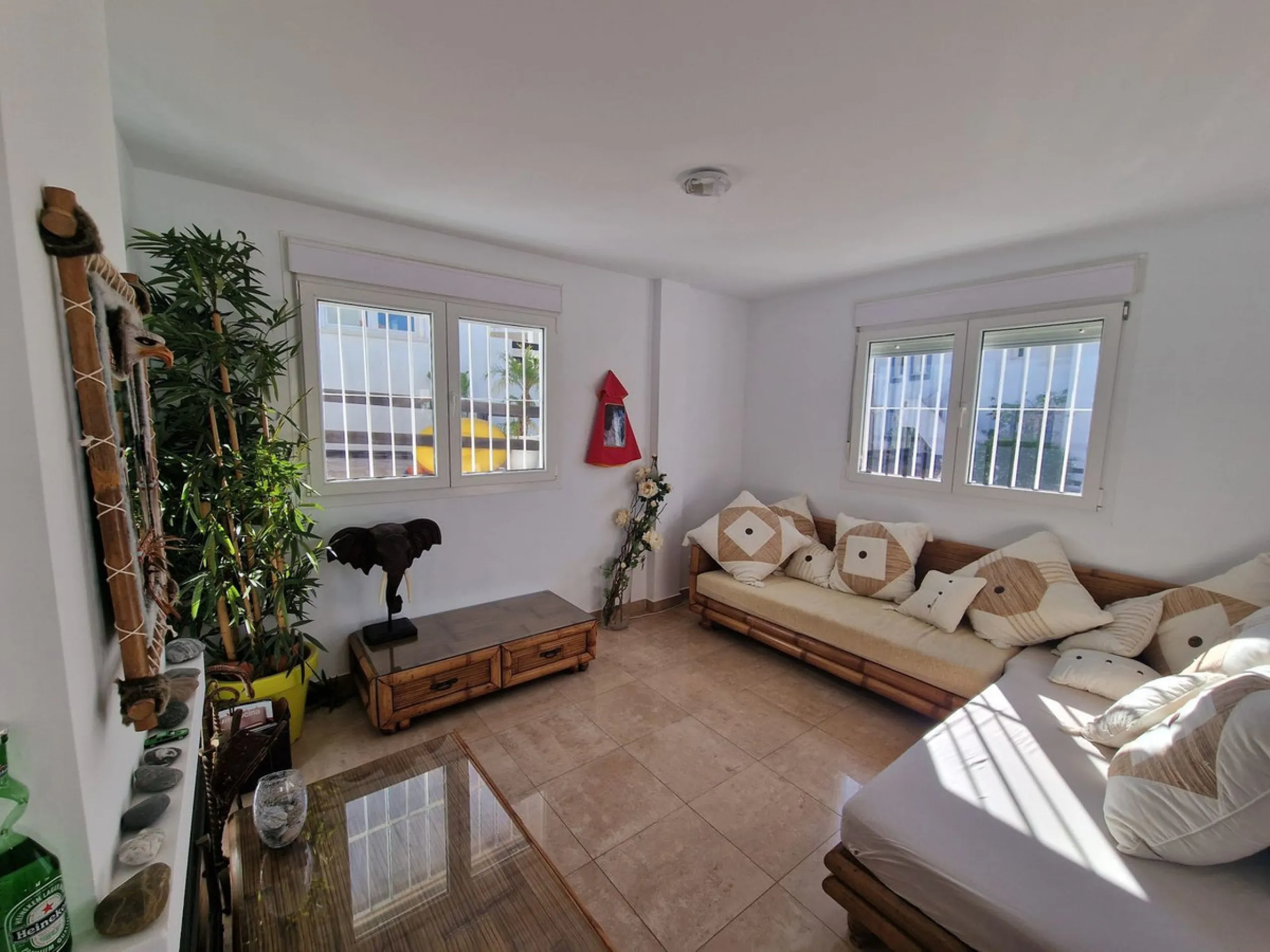 5 BEDROOM VILLA IN MANILVA Excellent villa in Urb. Vistamar Duquesa Norte. 300 m2 distributed in 5 bedrooms, 4 bathrooms, 2 large living rooms, fitted and equipped kitchen, terrace, solarium, private garden, parking area within the plot. The property is l