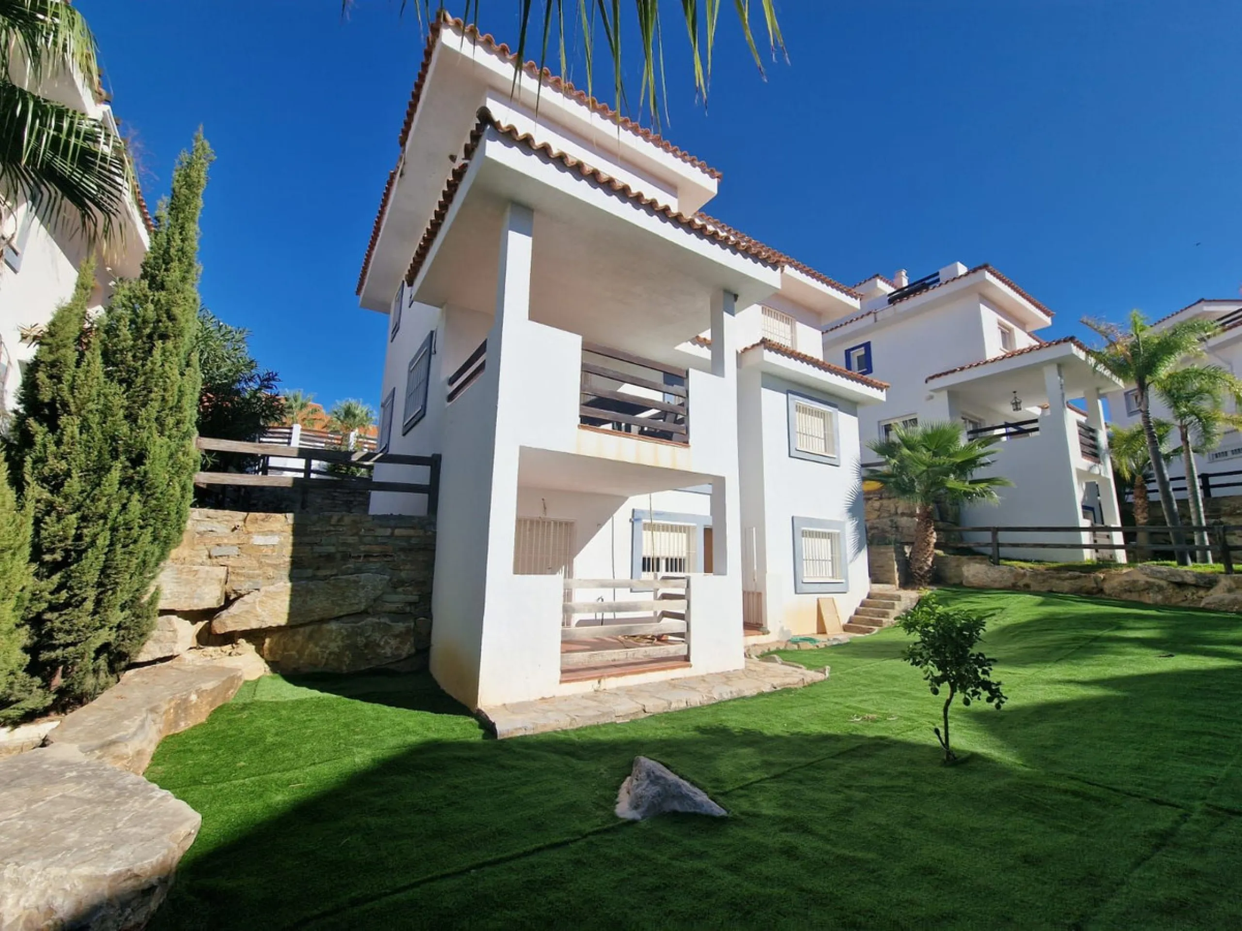 5 BEDROOM VILLA IN MANILVA Excellent villa in Urb. Vistamar Duquesa Norte. 300 m2 distributed in 5 bedrooms, 4 bathrooms, 2 large living rooms, fitted and equipped kitchen, terrace, solarium, private garden, parking area within the plot. The property is l