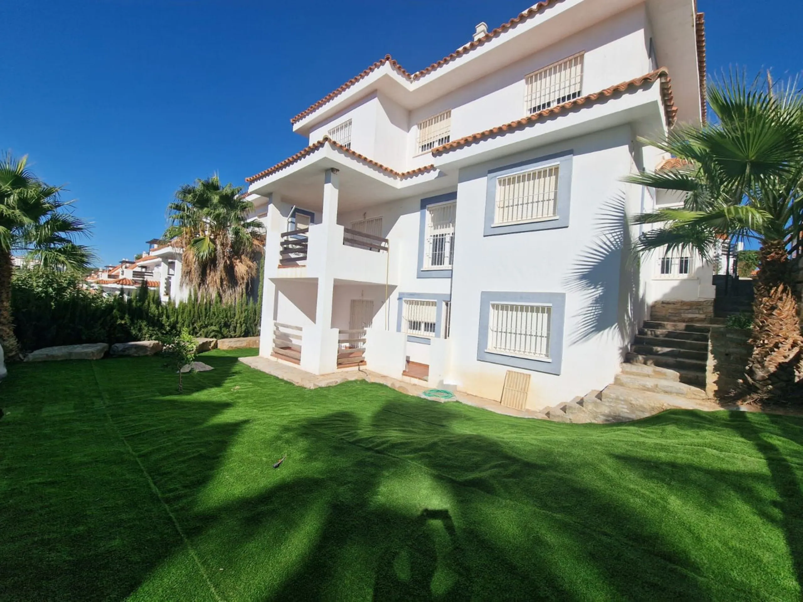 5 BEDROOM VILLA IN MANILVA Excellent villa in Urb. Vistamar Duquesa Norte. 300 m2 distributed in 5 bedrooms, 4 bathrooms, 2 large living rooms, fitted and equipped kitchen, terrace, solarium, private garden, parking area within the plot. The property is l