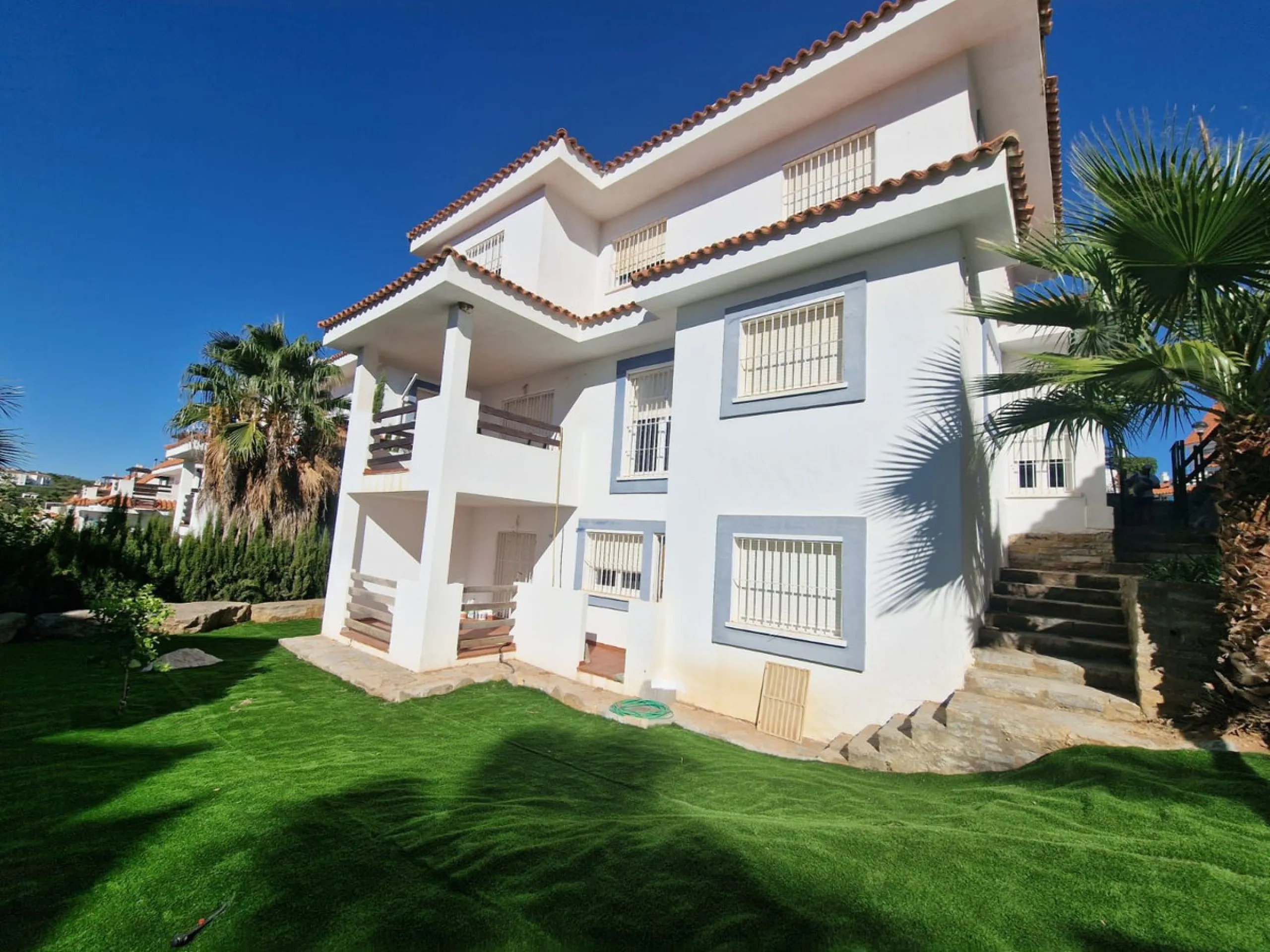 5 BEDROOM VILLA IN MANILVA Excellent villa in Urb. Vistamar Duquesa Norte. 300 m2 distributed in 5 bedrooms, 4 bathrooms, 2 large living rooms, fitted and equipped kitchen, terrace, solarium, private garden, parking area within the plot. The property is l