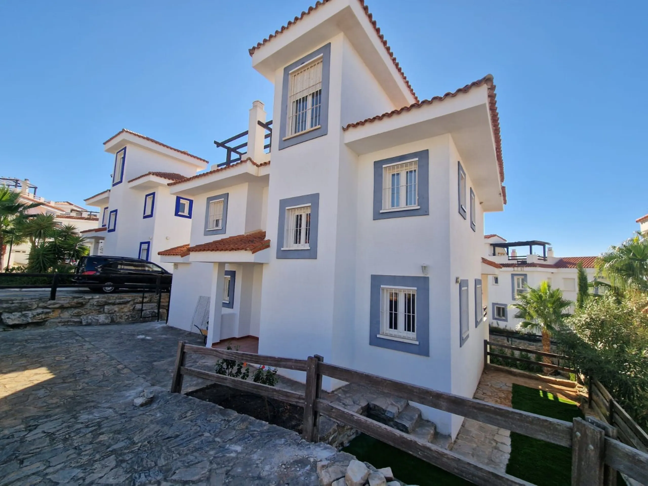 5 BEDROOM VILLA IN MANILVA Excellent villa in Urb. Vistamar Duquesa Norte. 300 m2 distributed in 5 bedrooms, 4 bathrooms, 2 large living rooms, fitted and equipped kitchen, terrace, solarium, private garden, parking area within the plot. The property is l
