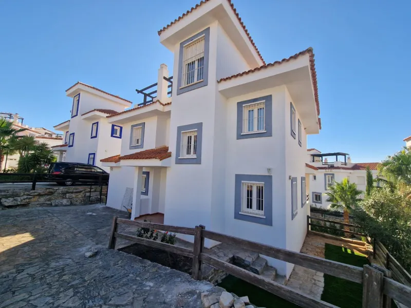 5 BEDROOM VILLA IN MANILVA Excellent villa in Urb. Vistamar Duquesa Norte. 300 m2 distributed in 5 bedrooms, 4 bathrooms, 2 large living rooms, fitted and equipped kitchen, terrace, solarium, private garden, parking area within the plot. The property is l