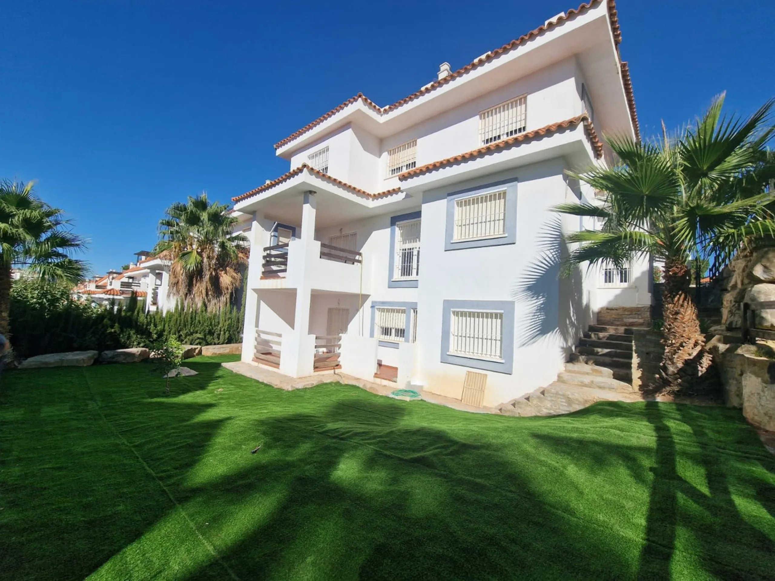 5 BEDROOM VILLA IN MANILVA Excellent villa in Urb. Vistamar Duquesa Norte. 300 m2 distributed in 5 bedrooms, 4 bathrooms, 2 large living rooms, fitted and equipped kitchen, terrace, solarium, private garden, parking area within the plot. The property is l