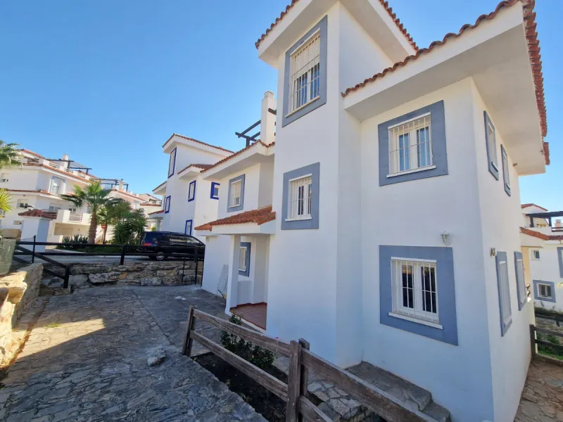 5 BEDROOM VILLA IN MANILVA Excellent villa in Urb. Vistamar Duquesa Norte. 300 m2 distributed in 5 bedrooms, 4 bathrooms, 2 large living rooms, fitted and equipped kitchen, terrace, solarium, private garden, parking area within the plot. The property is l