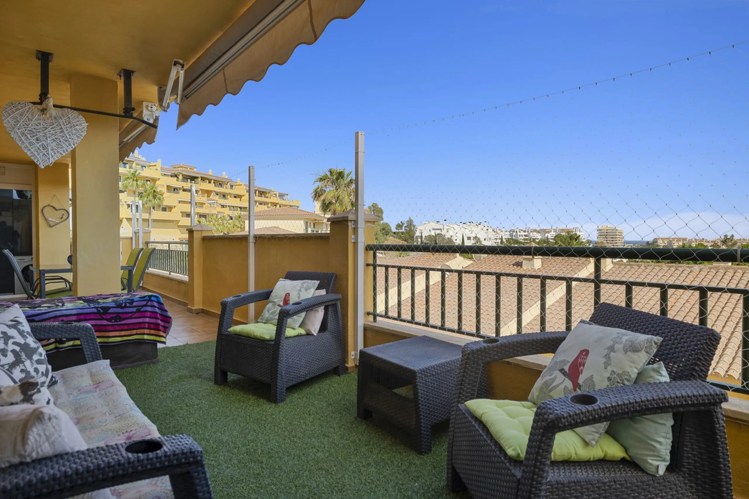 PANORAMIC SEA & GOLF VIEWS: Stunning fully reformed 2-bedroom apartment with a spacious terrace in the sought-after Las Adelfas, Torrequebrada.