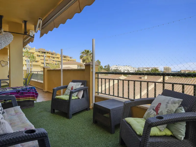 PANORAMIC SEA & GOLF VIEWS: Stunning fully reformed 2-bedroom apartment with a spacious terrace in the sought-after Las Adelfas, Torrequebrada.