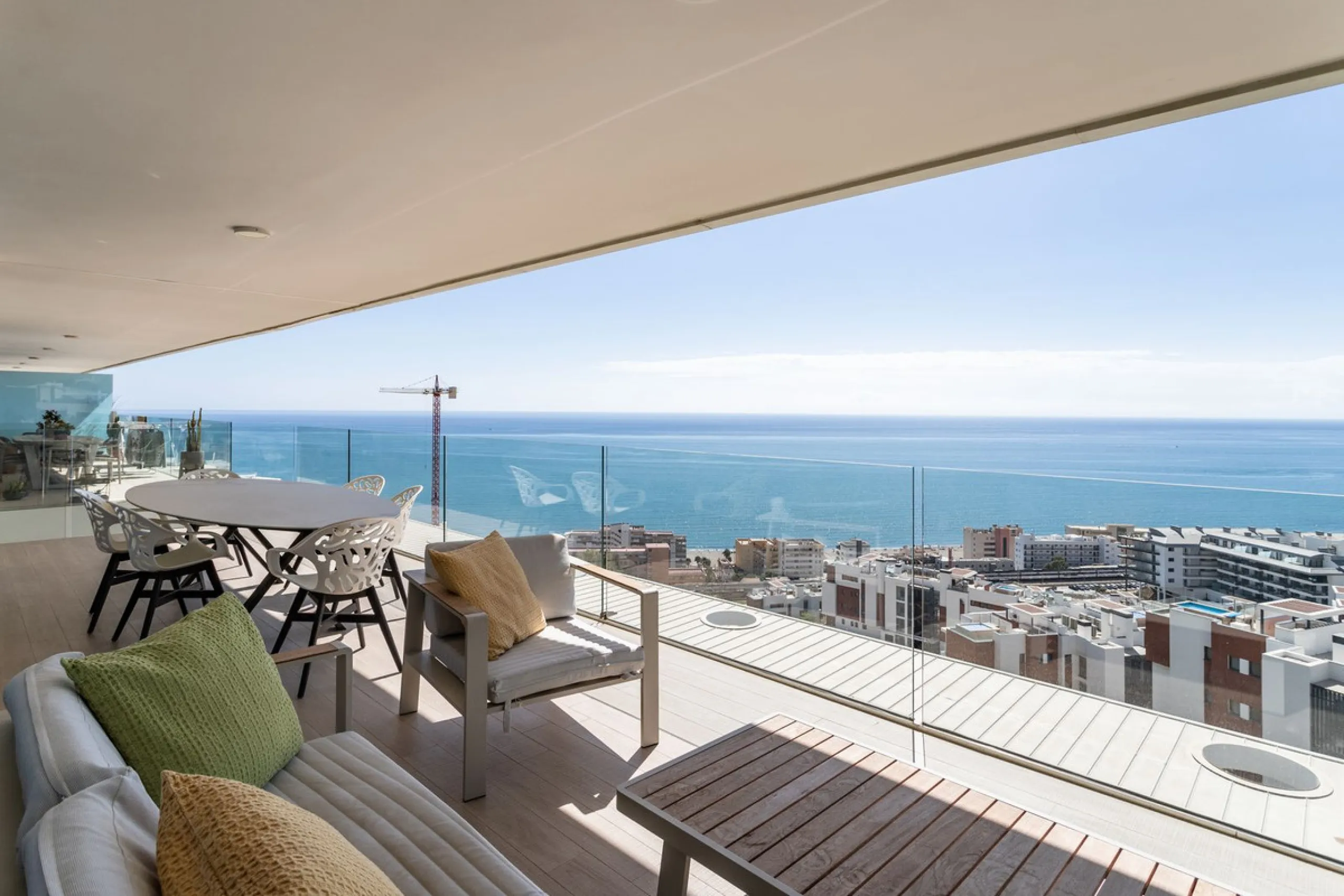 This spectacular apartment, located in the popular area Reserva del Higuerón offers you the dream of living on the absolute top. With 180 degrees open panoramic view, and the mediterranean sea right in front of you. Eminent views, modern, close to the bea