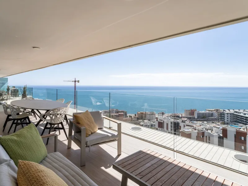 This spectacular apartment, located in the popular area Reserva del Higuerón offers you the dream of living on the absolute top. With 180 degrees open panoramic view, and the mediterranean sea right in front of you. Eminent views, modern, close to the bea