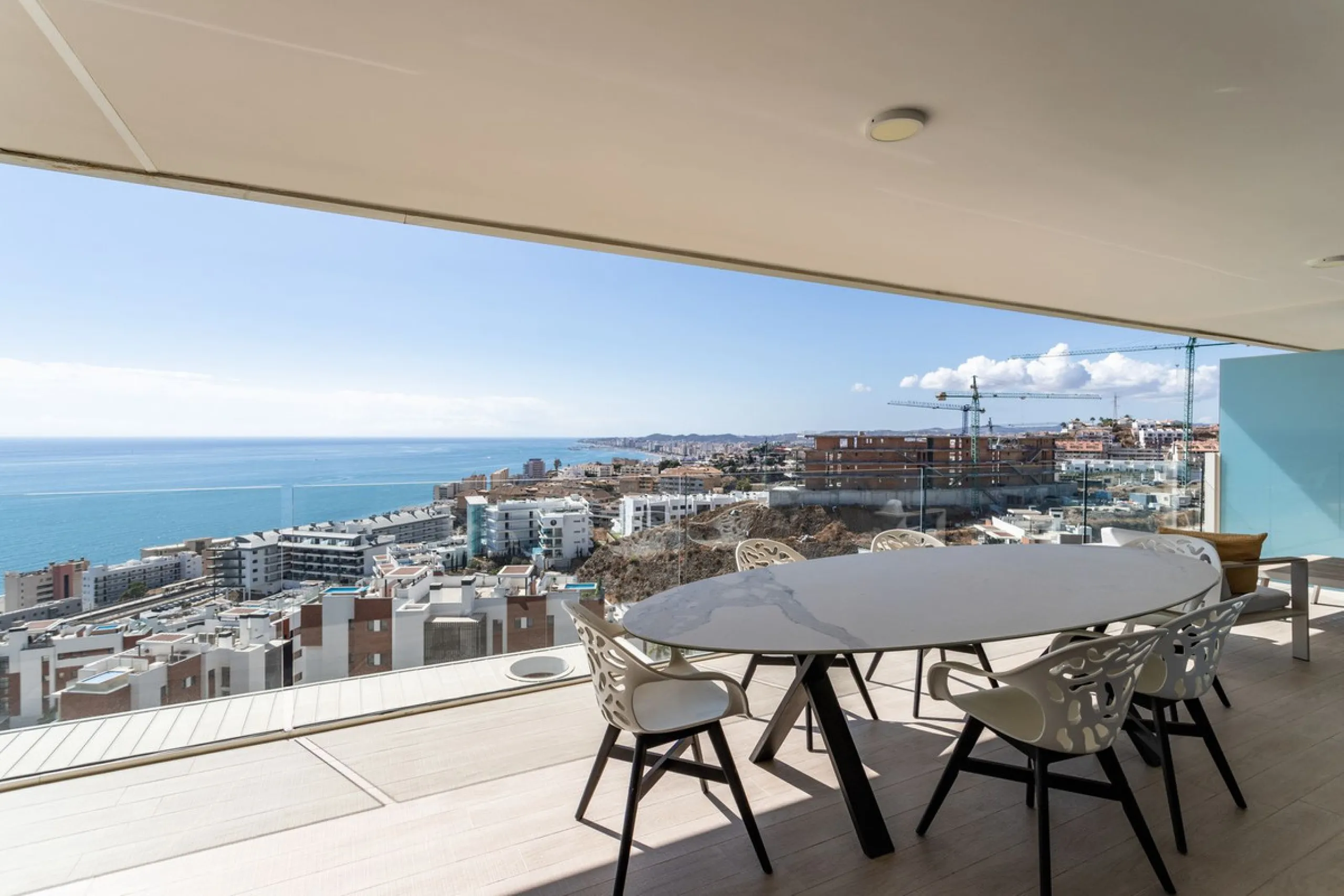 This spectacular apartment, located in the popular area Reserva del Higuerón offers you the dream of living on the absolute top. With 180 degrees open panoramic view, and the mediterranean sea right in front of you. Eminent views, modern, close to the bea
