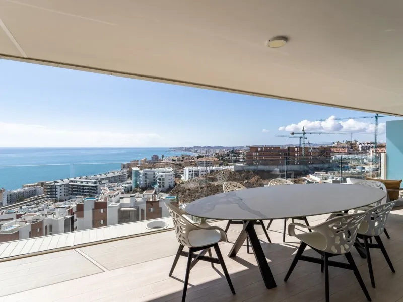 This spectacular apartment, located in the popular area Reserva del Higuerón offers you the dream of living on the absolute top. With 180 degrees open panoramic view, and the mediterranean sea right in front of you. Eminent views, modern, close to the bea