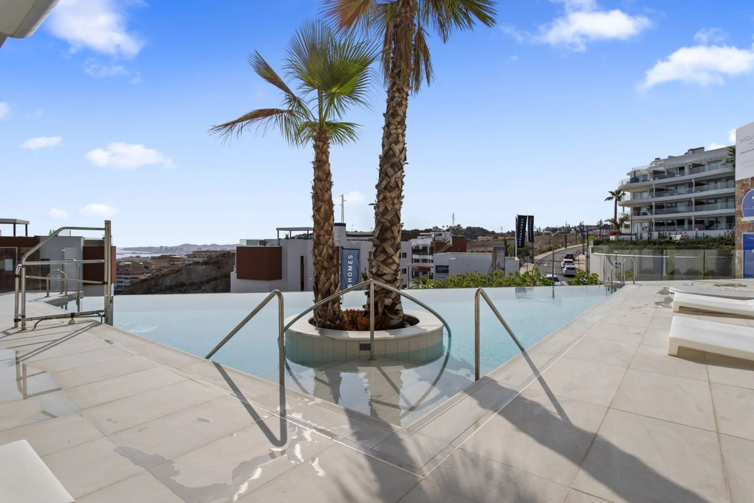This spectacular apartment, located in the popular area Reserva del Higuerón offers you the dream of living on the absolute top. With 180 degrees open panoramic view, and the mediterranean sea right in front of you. Eminent views, modern, close to the bea