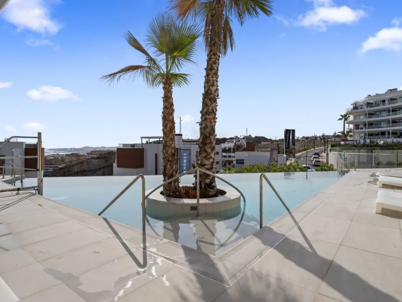 This spectacular apartment, located in the popular area Reserva del Higuerón offers you the dream of living on the absolute top. With 180 degrees open panoramic view, and the mediterranean sea right in front of you. Eminent views, modern, close to the bea