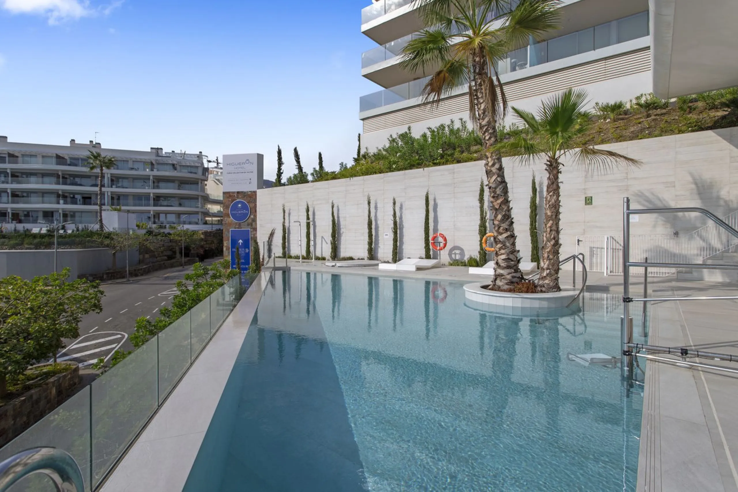 This spectacular apartment, located in the popular area Reserva del Higuerón offers you the dream of living on the absolute top. With 180 degrees open panoramic view, and the mediterranean sea right in front of you. Eminent views, modern, close to the bea