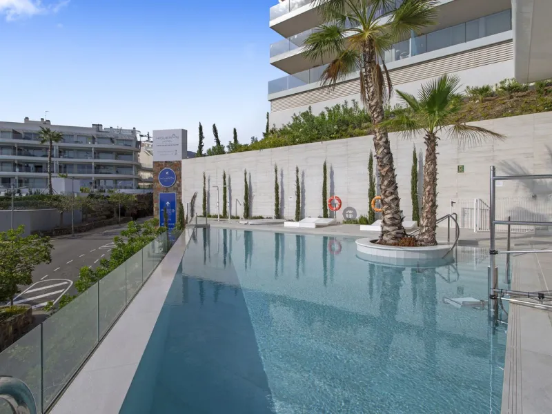 This spectacular apartment, located in the popular area Reserva del Higuerón offers you the dream of living on the absolute top. With 180 degrees open panoramic view, and the mediterranean sea right in front of you. Eminent views, modern, close to the bea