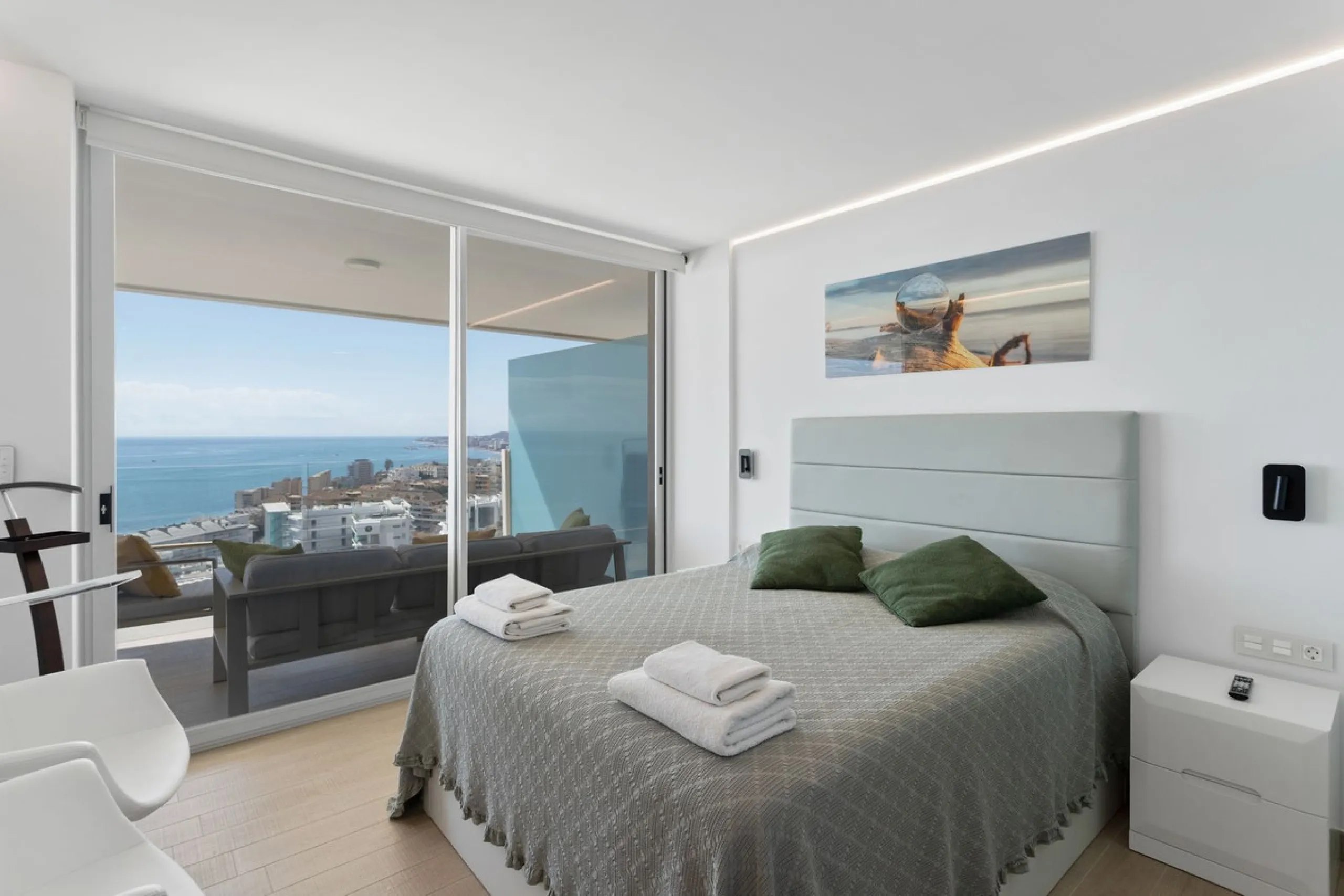 This spectacular apartment, located in the popular area Reserva del Higuerón offers you the dream of living on the absolute top. With 180 degrees open panoramic view, and the mediterranean sea right in front of you. Eminent views, modern, close to the bea