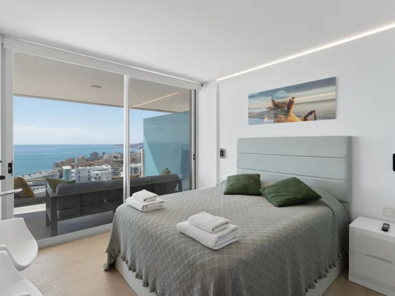 This spectacular apartment, located in the popular area Reserva del Higuerón offers you the dream of living on the absolute top. With 180 degrees open panoramic view, and the mediterranean sea right in front of you. Eminent views, modern, close to the bea