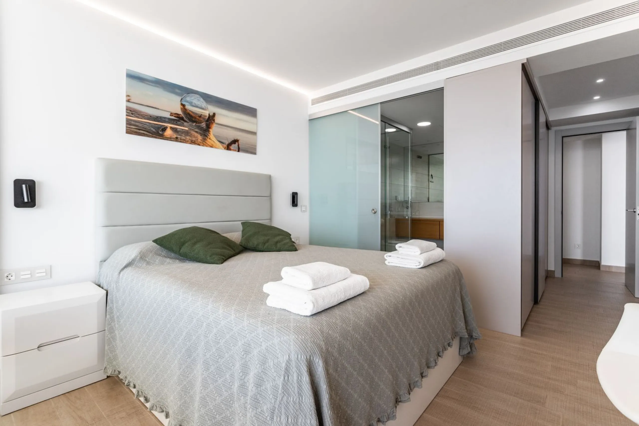 This spectacular apartment, located in the popular area Reserva del Higuerón offers you the dream of living on the absolute top. With 180 degrees open panoramic view, and the mediterranean sea right in front of you. Eminent views, modern, close to the bea