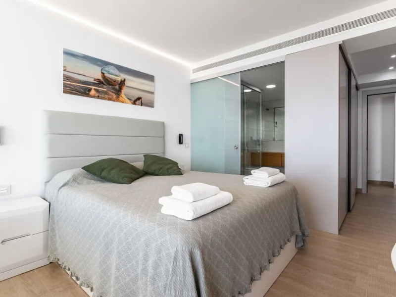This spectacular apartment, located in the popular area Reserva del Higuerón offers you the dream of living on the absolute top. With 180 degrees open panoramic view, and the mediterranean sea right in front of you. Eminent views, modern, close to the bea