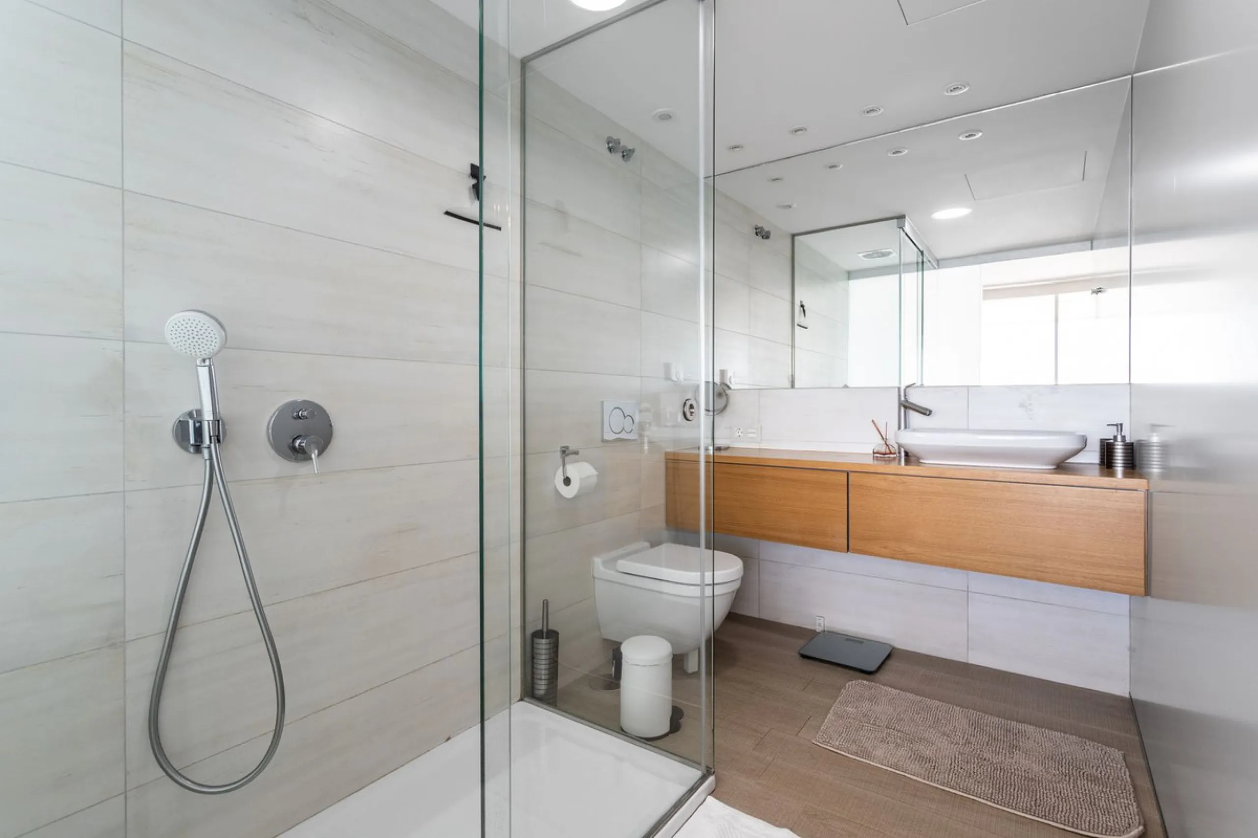 This spectacular apartment, located in the popular area Reserva del Higuerón offers you the dream of living on the absolute top. With 180 degrees open panoramic view, and the mediterranean sea right in front of you. Eminent views, modern, close to the bea