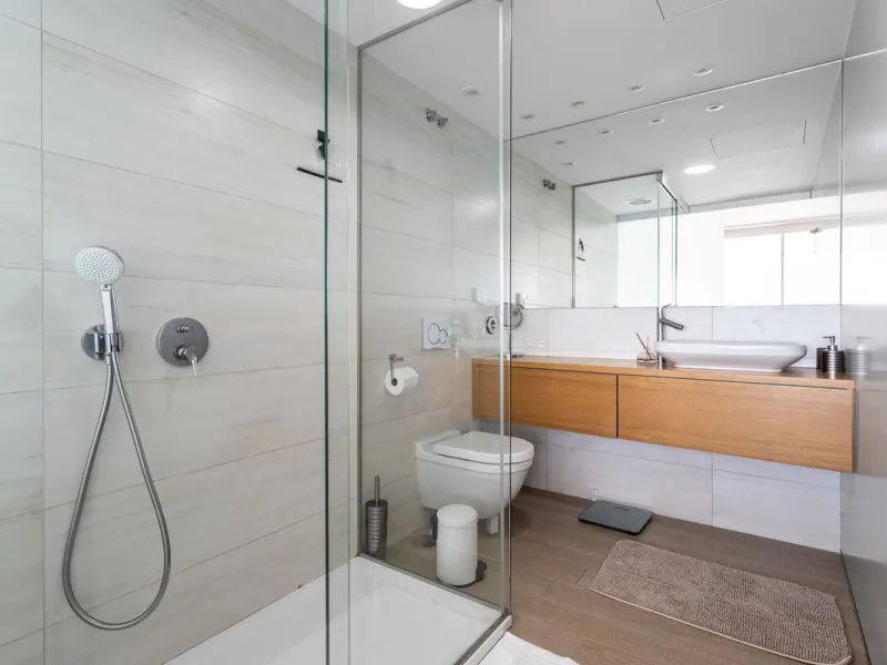 This spectacular apartment, located in the popular area Reserva del Higuerón offers you the dream of living on the absolute top. With 180 degrees open panoramic view, and the mediterranean sea right in front of you. Eminent views, modern, close to the bea