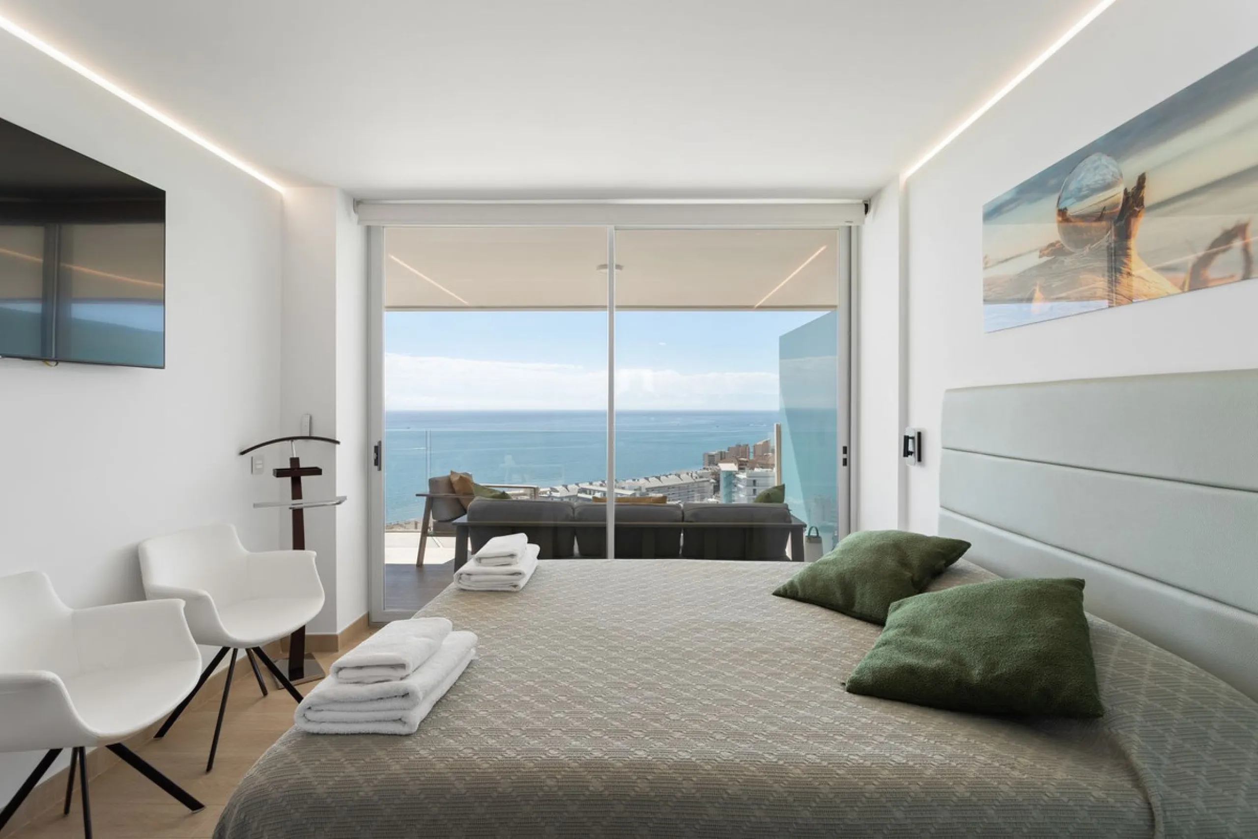 This spectacular apartment, located in the popular area Reserva del Higuerón offers you the dream of living on the absolute top. With 180 degrees open panoramic view, and the mediterranean sea right in front of you. Eminent views, modern, close to the bea